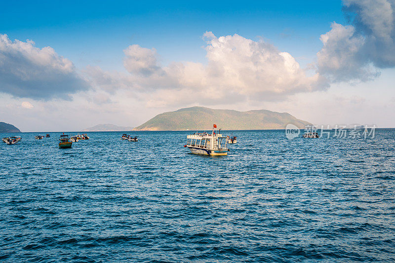 越南和平的Con Dao岛，是越南海岛的天堂。海景，有波浪，有海岸线，有晴朗的天空和道路，有蓝色的大海，有游客和山